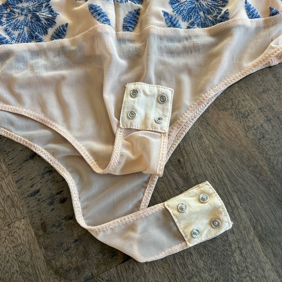 💥SOLD💥Honey Punch Floral Embroidered Bodysuit - Picture 3 of 6